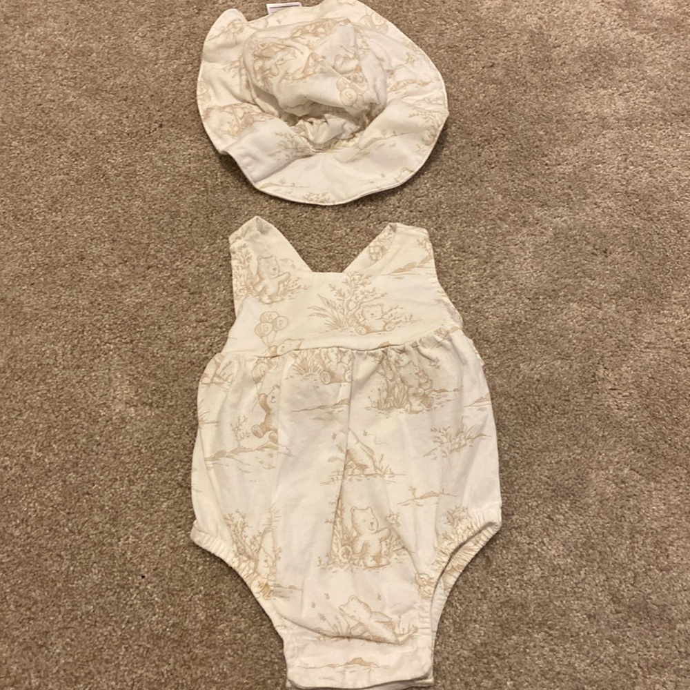 Matching sleeveless onesie and hat with bear print 0-3M